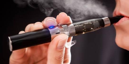 Ini Dampak dan Resiko Penikmat Rokok Elektrik